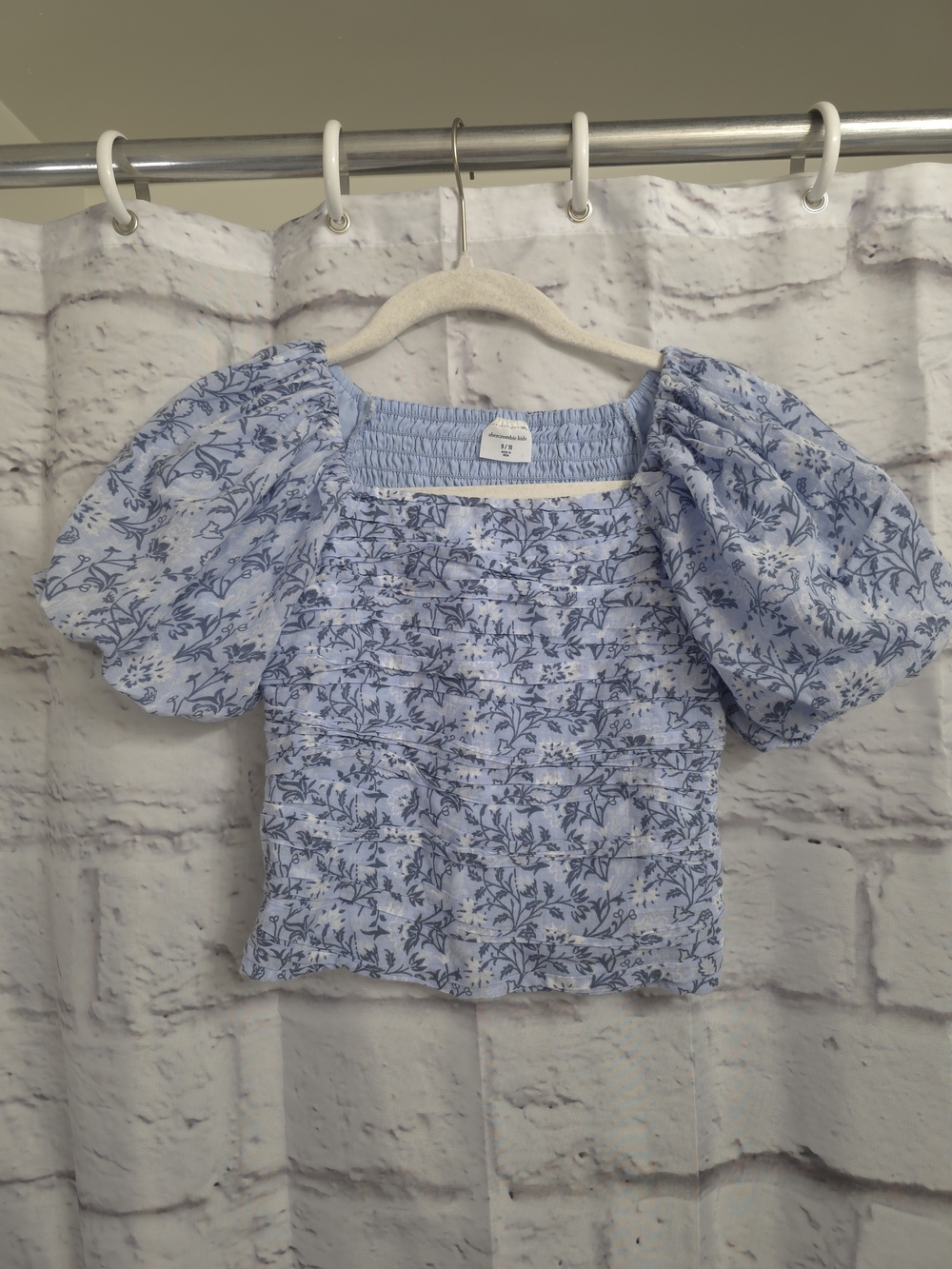 abercrombie kids Light Blue Floral Puff-Sleeve Smocked Top Size 9/10